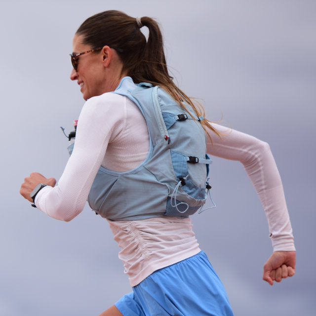 A runner wearing a Zygos 6.0 Race Vest