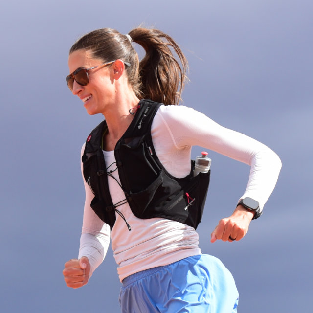 A runner wearing a Momentum 3.0 Race Vest