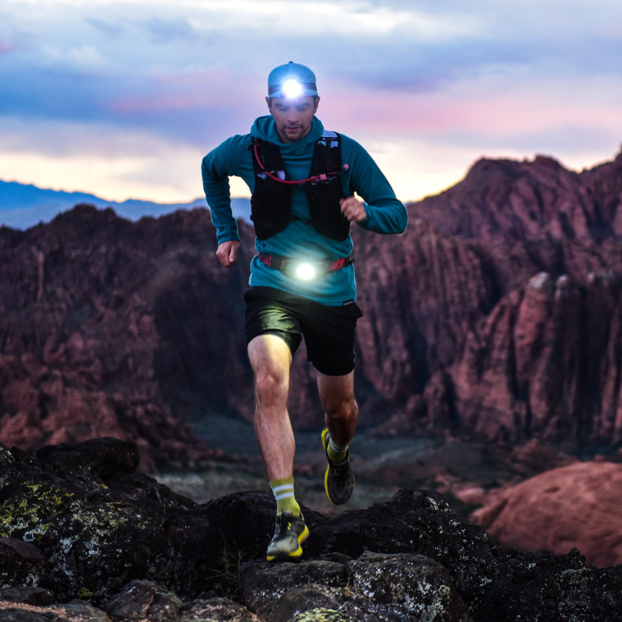 A runner wearing a Lumen 850 Solstice waist light